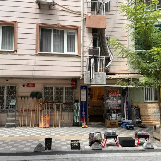 Dükkan Önü