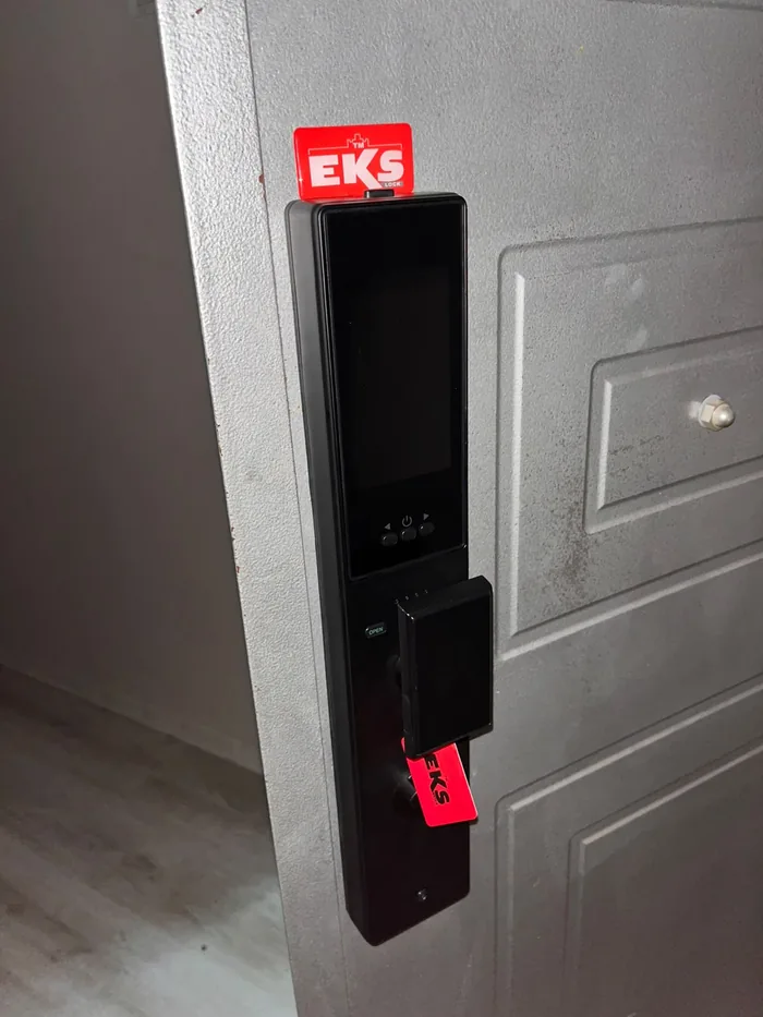 Çelik kapıya monte edilmiş EKS AI kameralı elektronik kilit